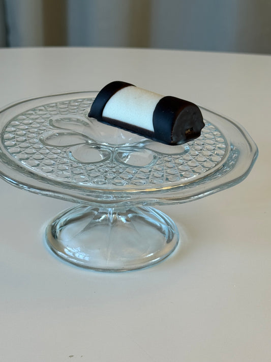 Glas kagefad på piedestal