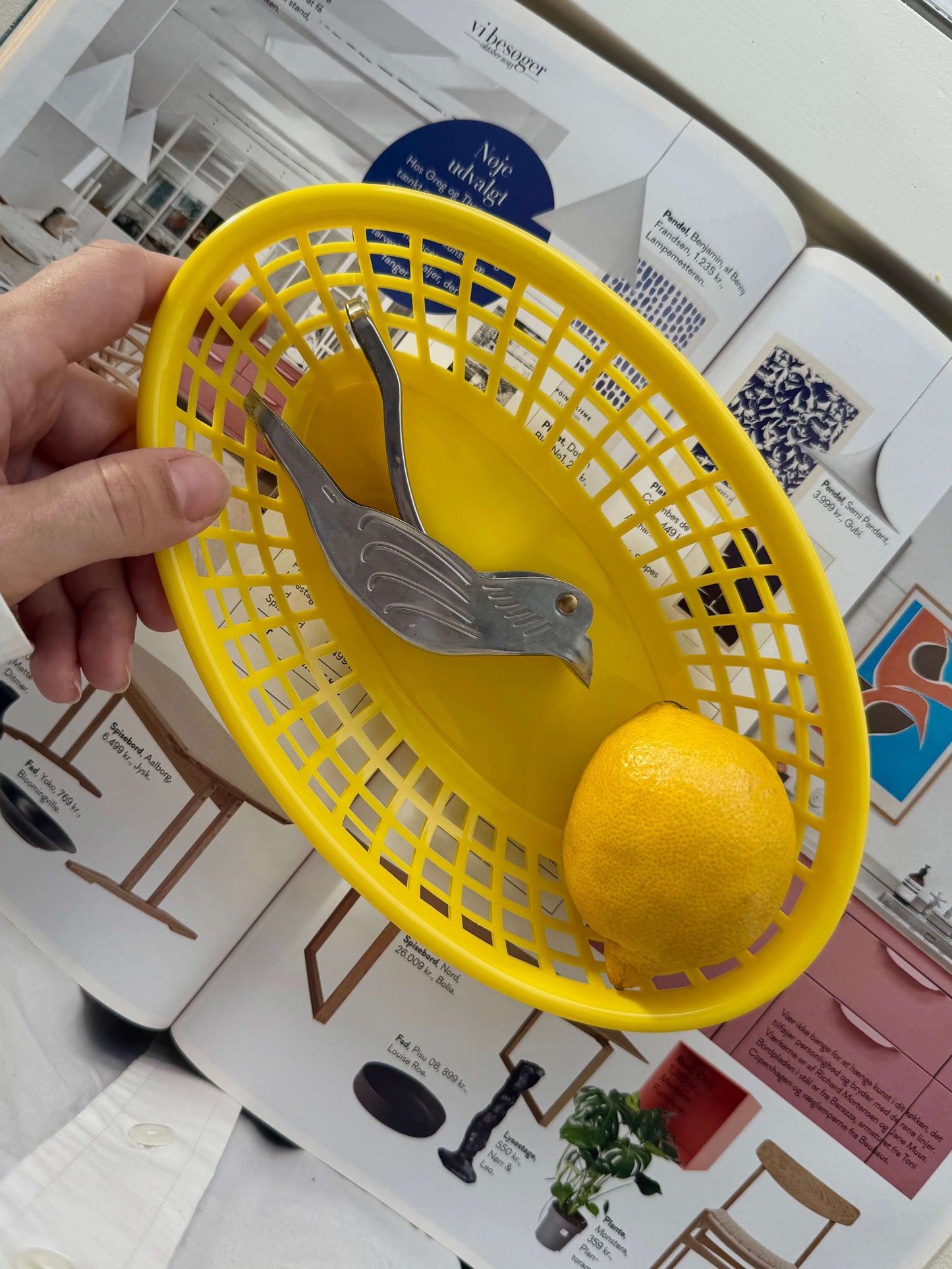 Gul flettet plastikkurv – lys og energisk farve, perfekt til frugt, brød eller småopbevaring. Tilføjer et solrigt touch til dit køkken.