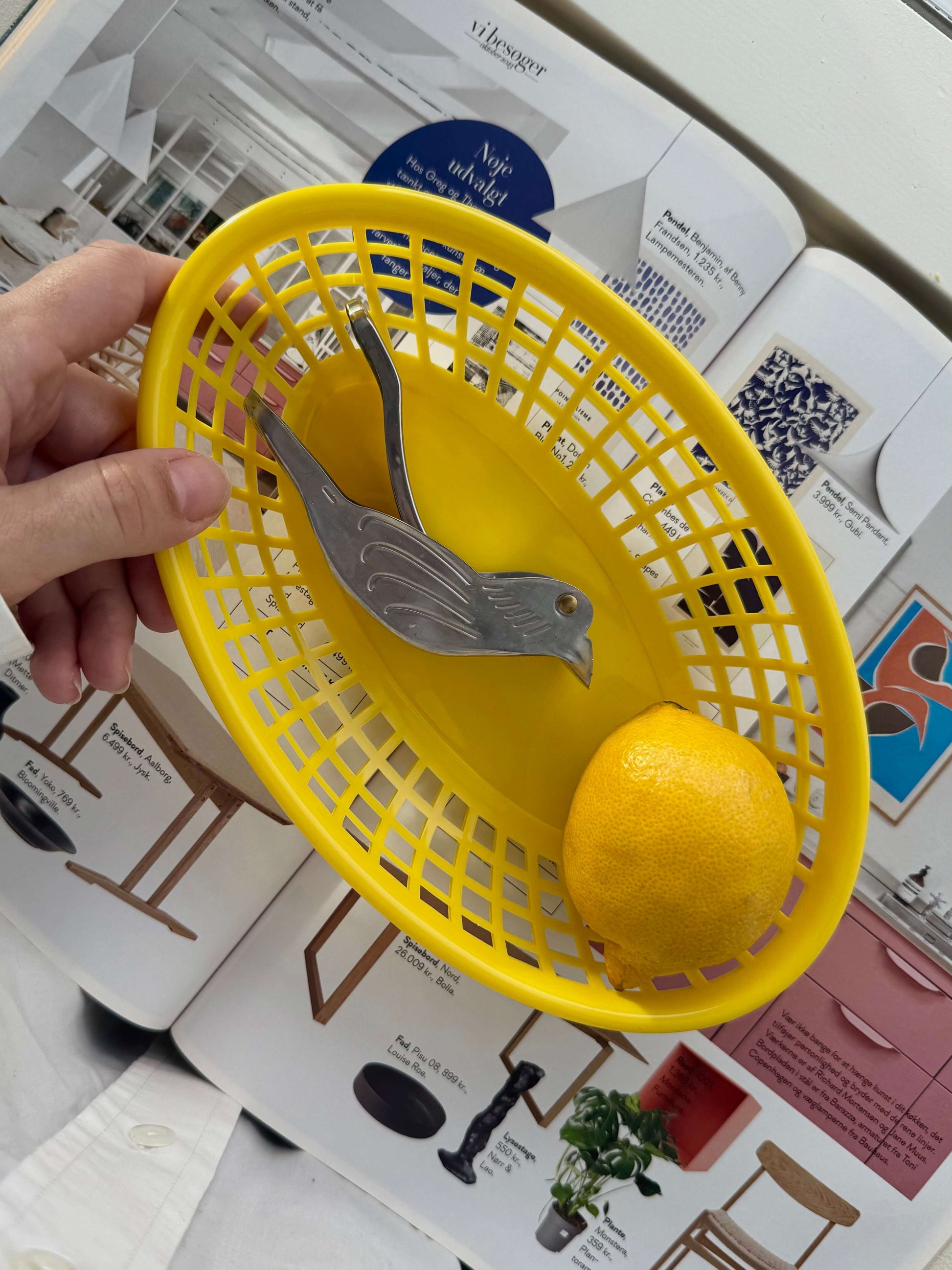 Gul flettet plastikkurv – lys og energisk farve, perfekt til frugt, brød eller småopbevaring. Tilføjer et solrigt touch til dit køkken.