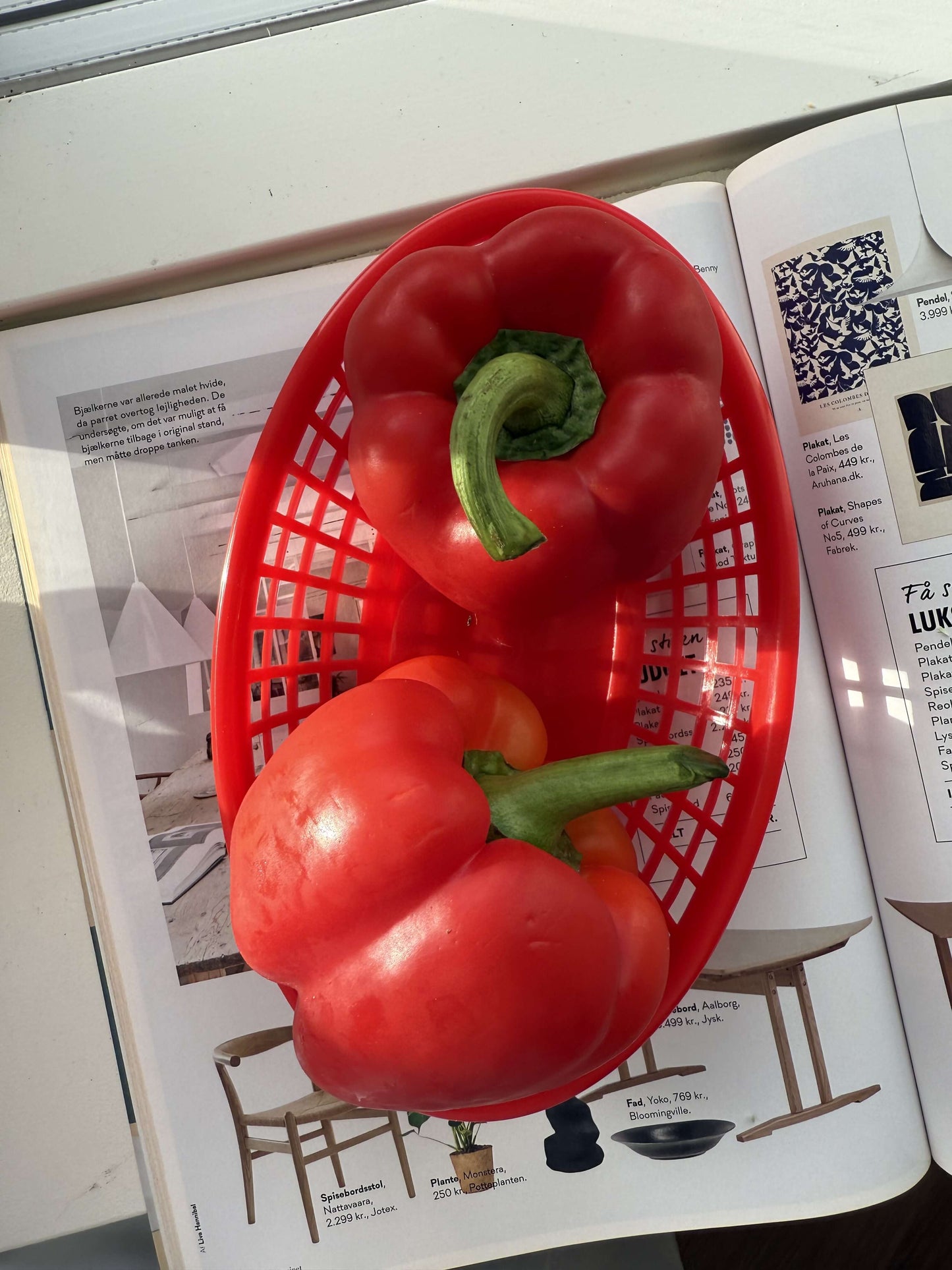 Rød flettet plastikkurv – retroinspireret design, perfekt til brød, frugt eller opbevaring. Tilføjer et livligt farvestrejf til dit bord.