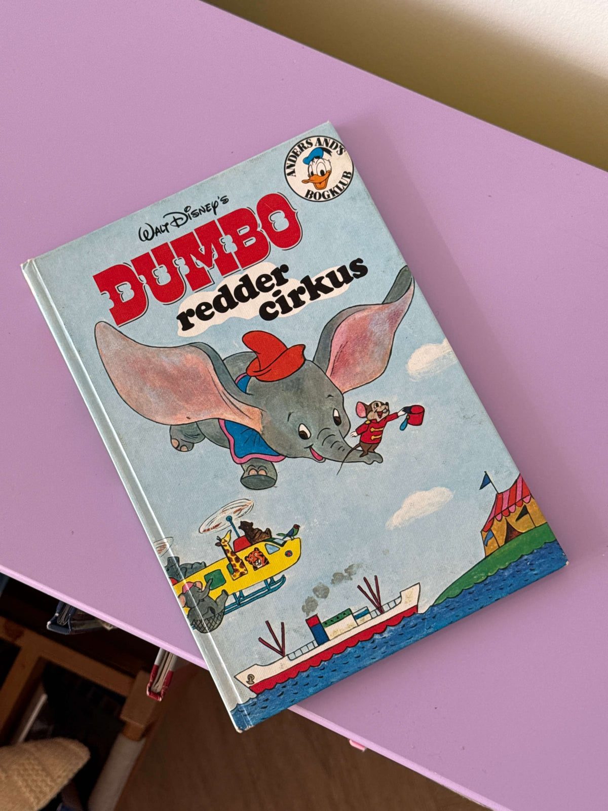 Dumbo redder cirkus bog