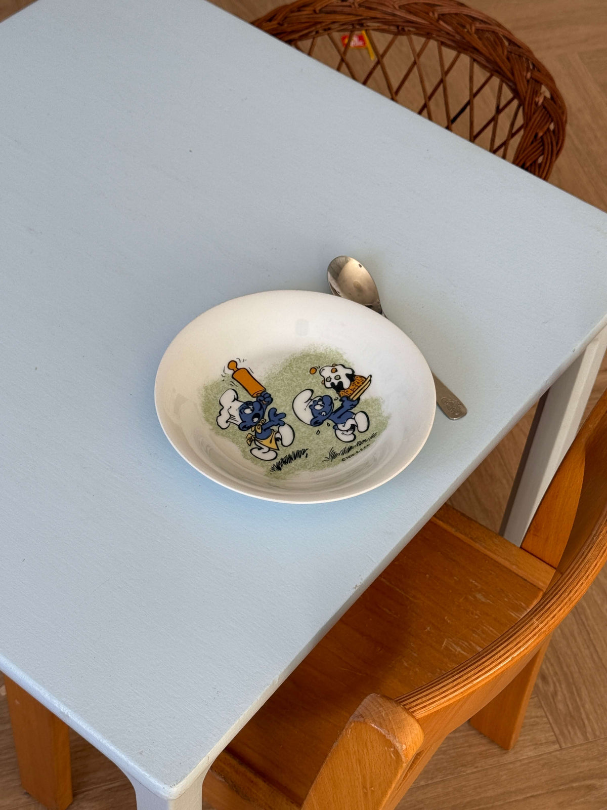 Dyb porcelænstallerken med Smølferne