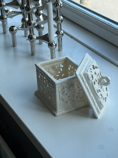 Keramik beholder med låg