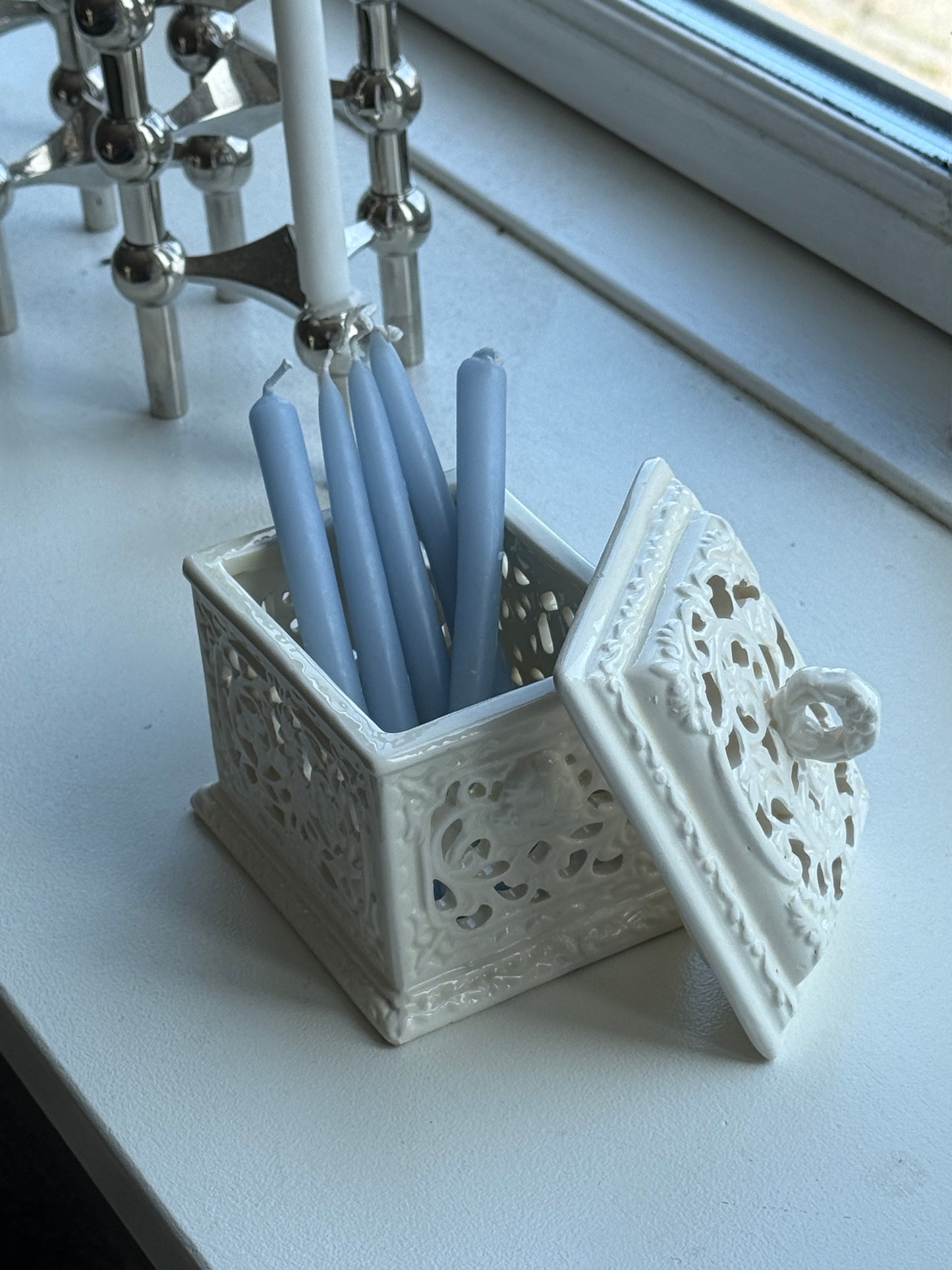 Keramik beholder med låg