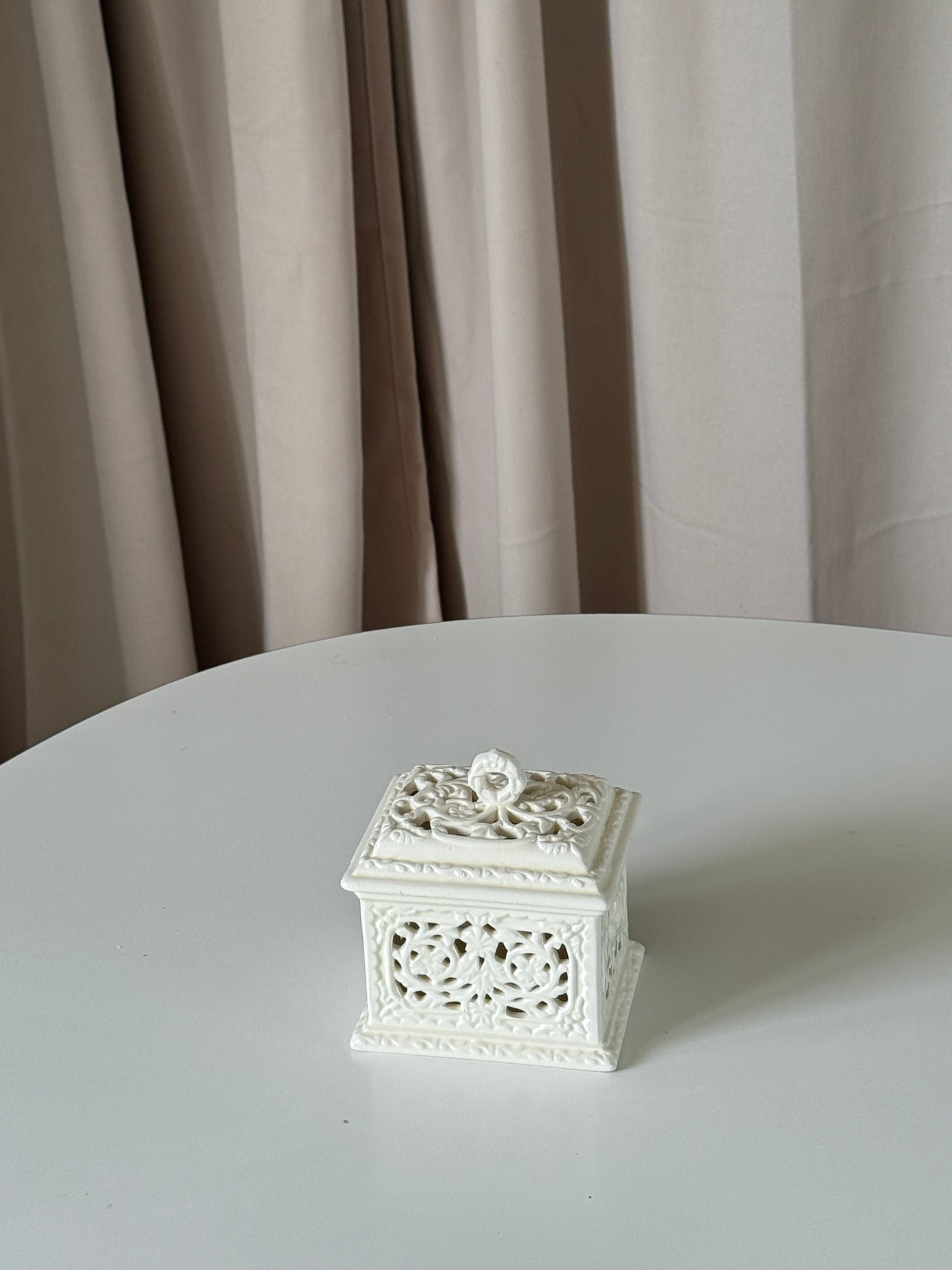 Keramik beholder med låg