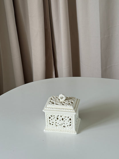 Keramik beholder med låg