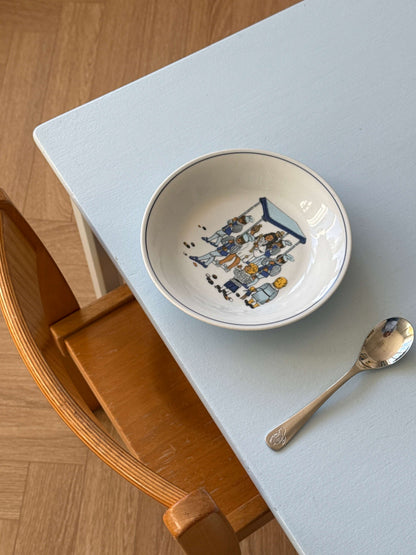 Dyb porcelænstallerken med Kejserens Nye Klæder