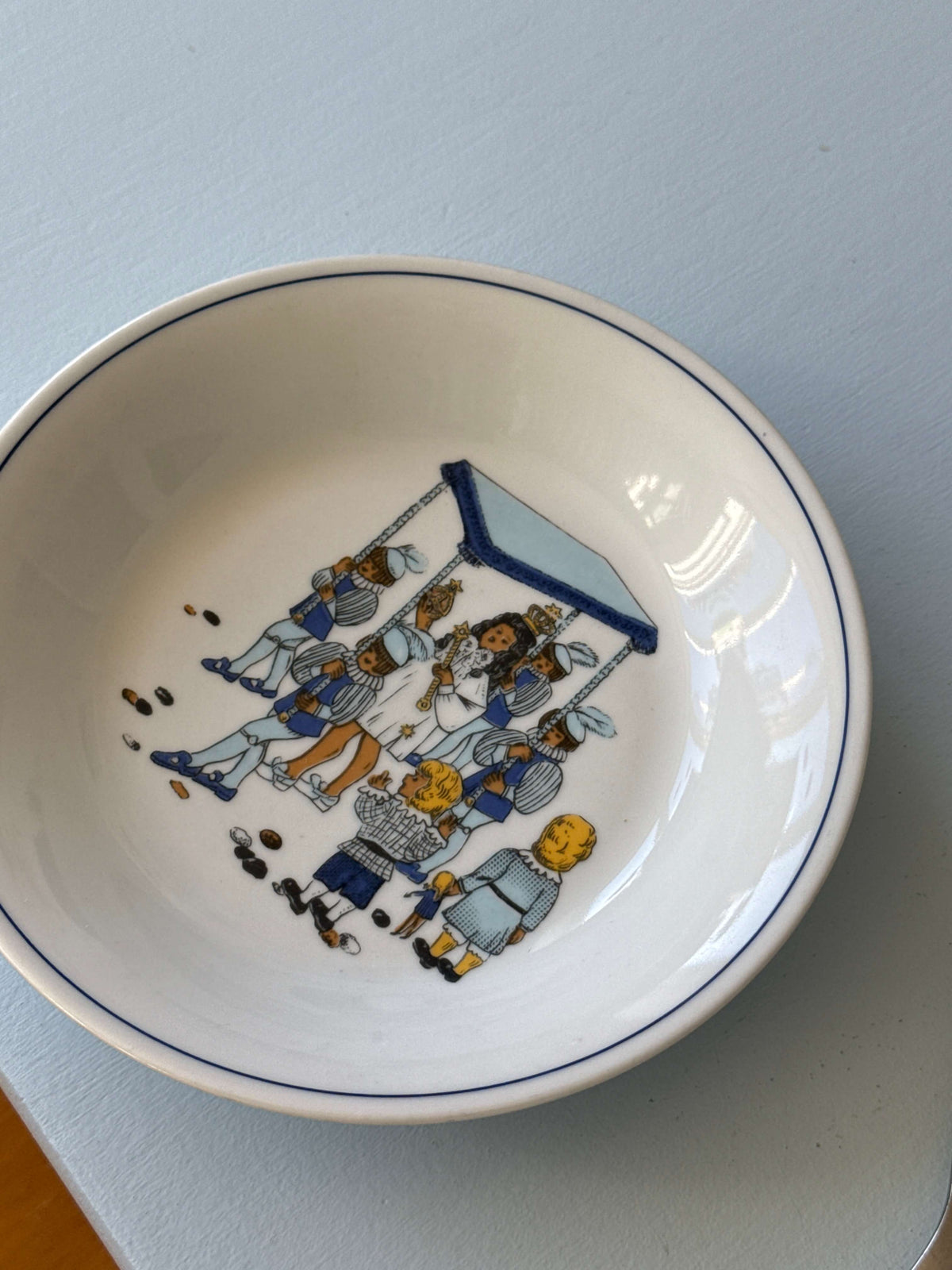 Dyb porcelænstallerken med Kejserens Nye Klæder