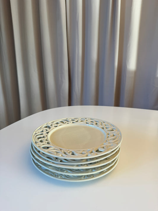 Hvide middagstallerkener i flot mønster