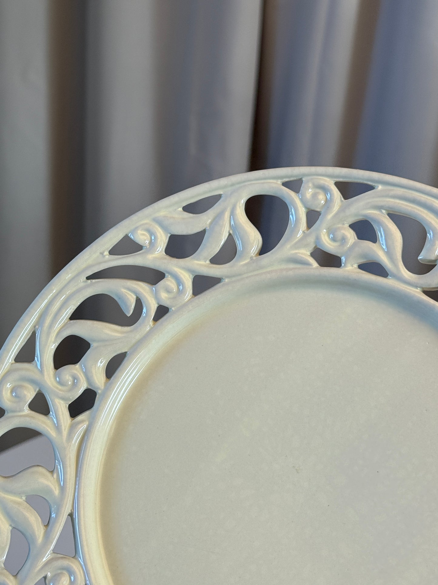 Hvide middagstallerkener i flot mønster