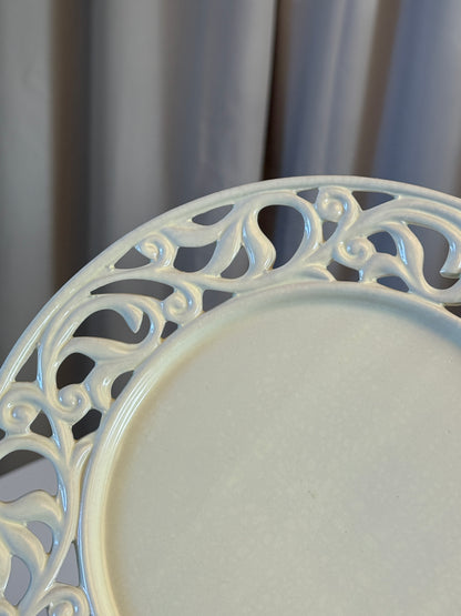 Hvide middagstallerkener i flot mønster