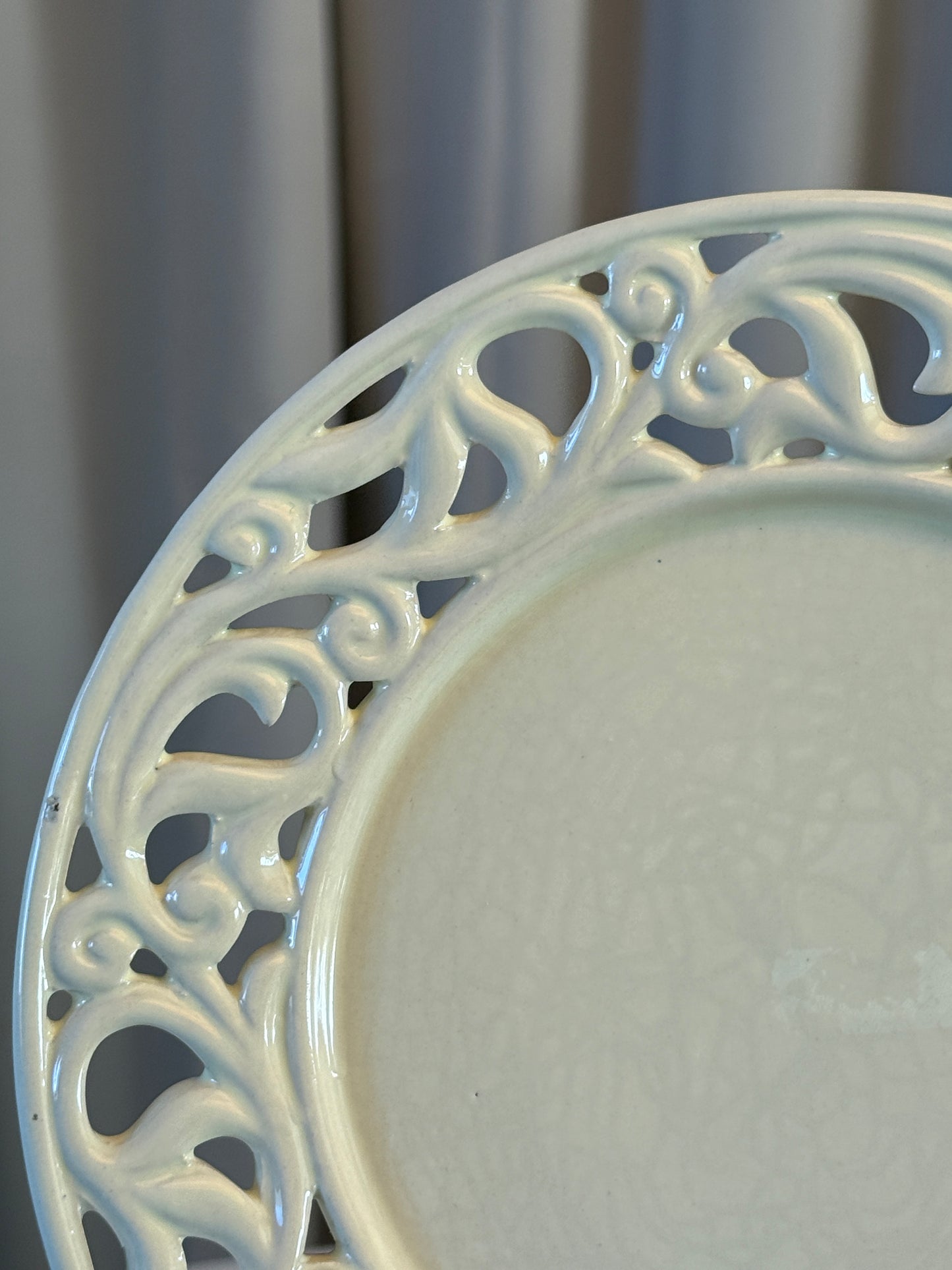 Hvide frokost tallerkener i flot mønster