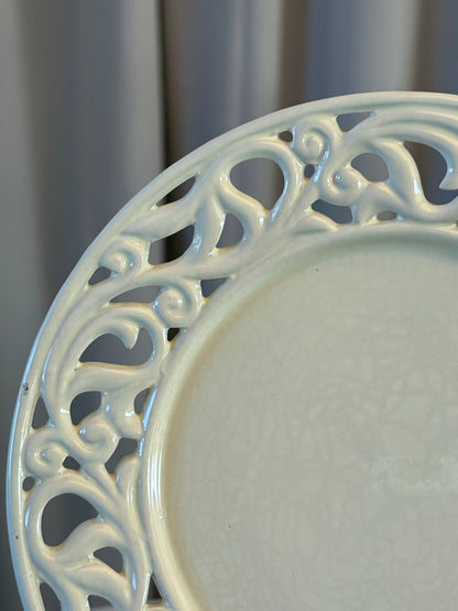 Hvide frokost tallerkener i flot mønster