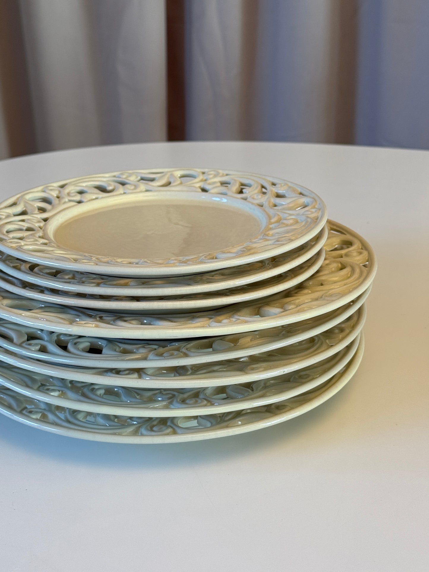 Hvide frokost tallerkener i flot mønster