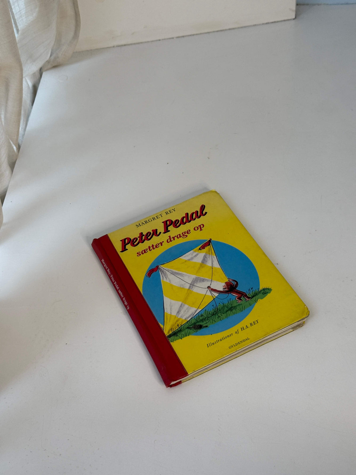 Peter Pedal sætter drage op bog