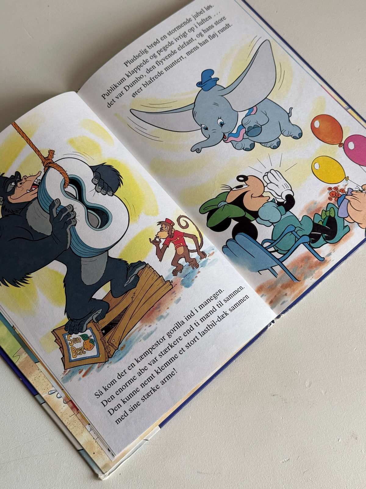 Mickey Mouse i cirkus bog