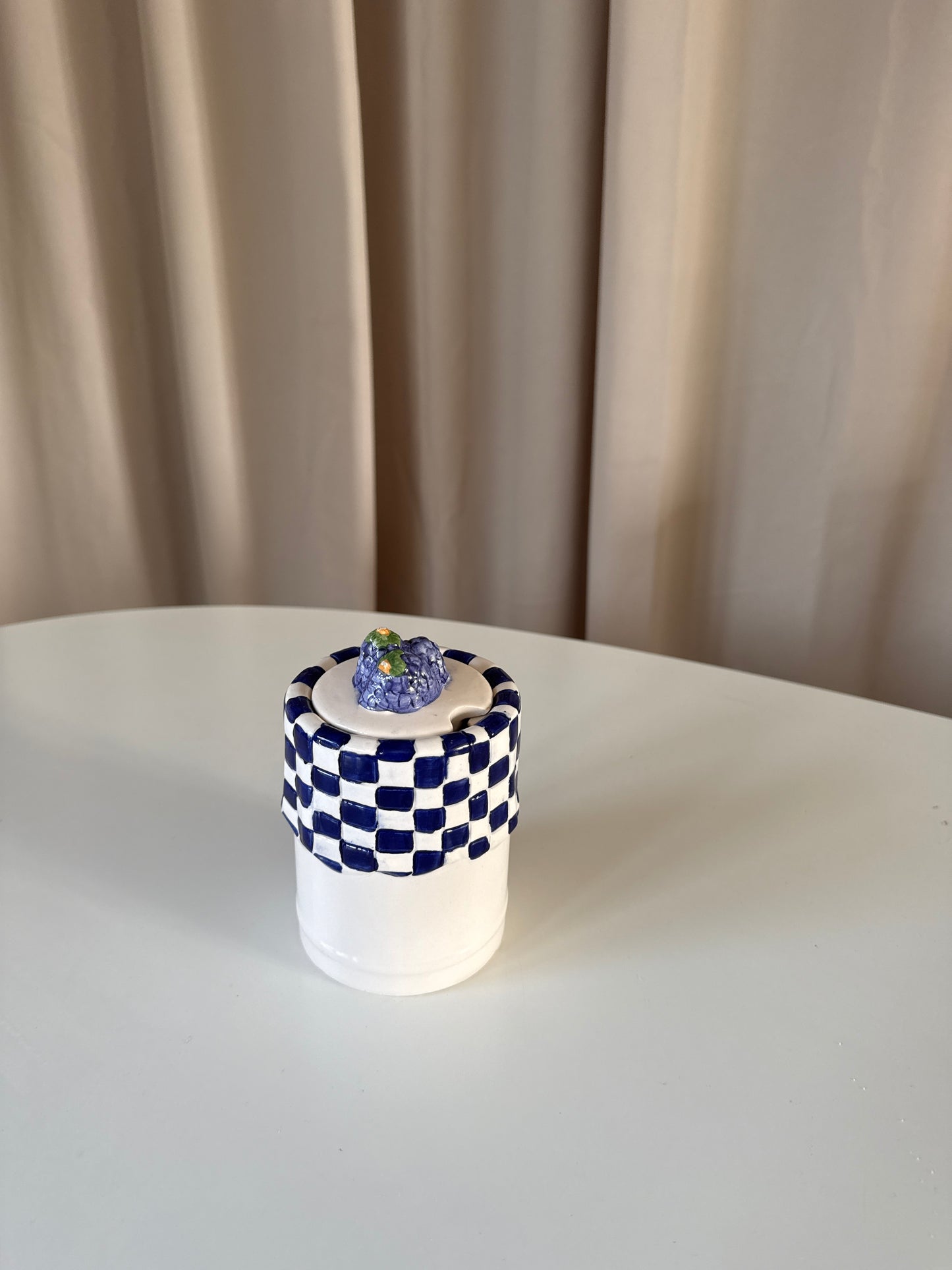 Porcelænsbeholder i italiensk keramik