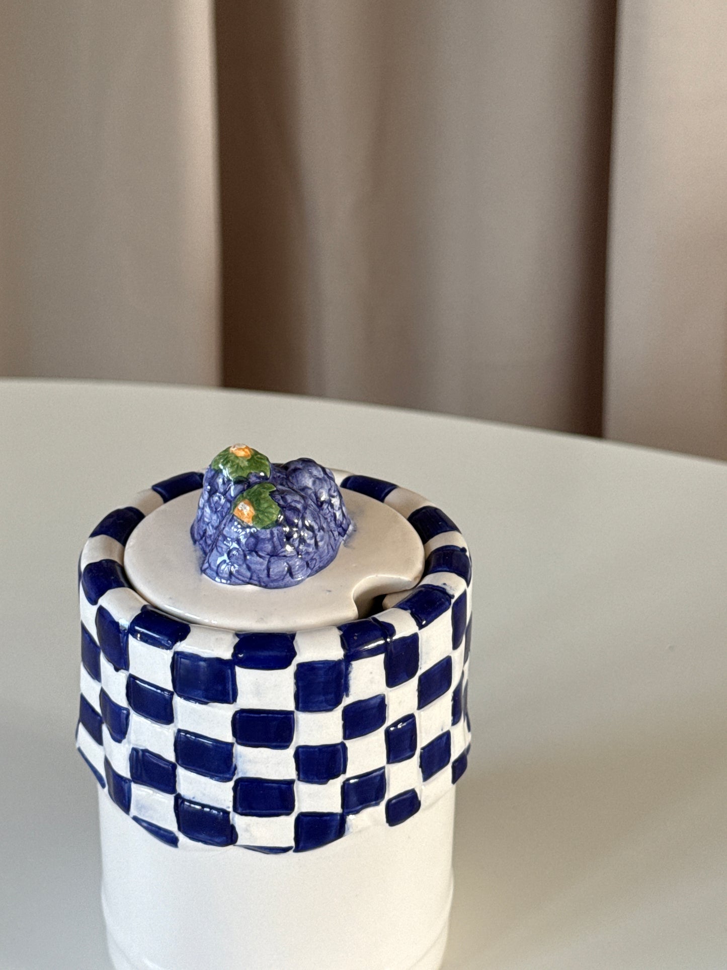 Porcelænsbeholder i italiensk keramik