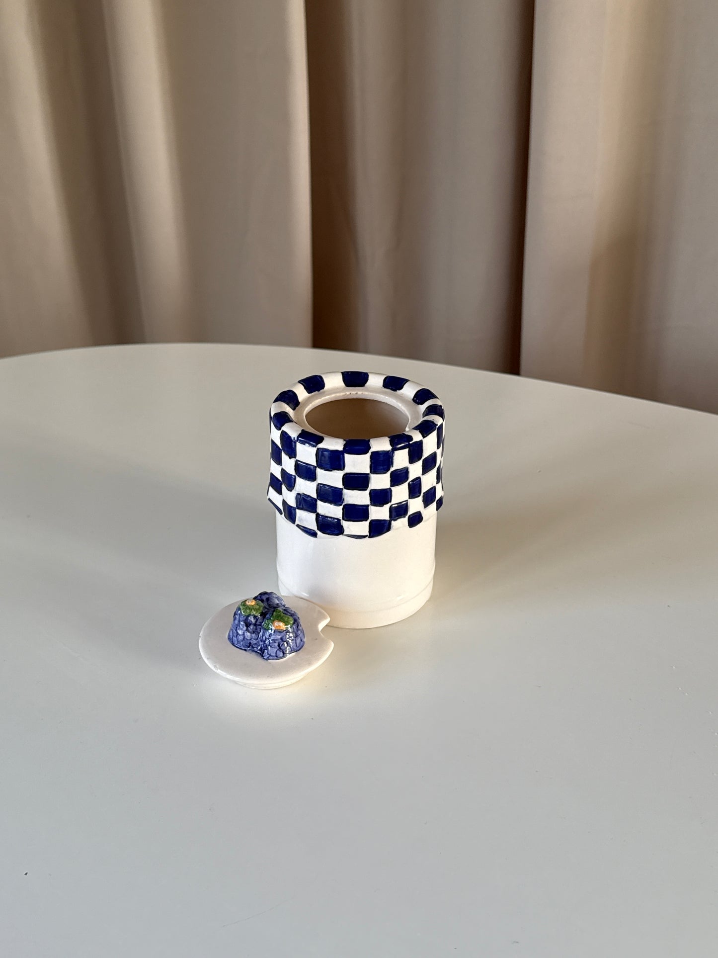 Porcelænsbeholder i italiensk keramik