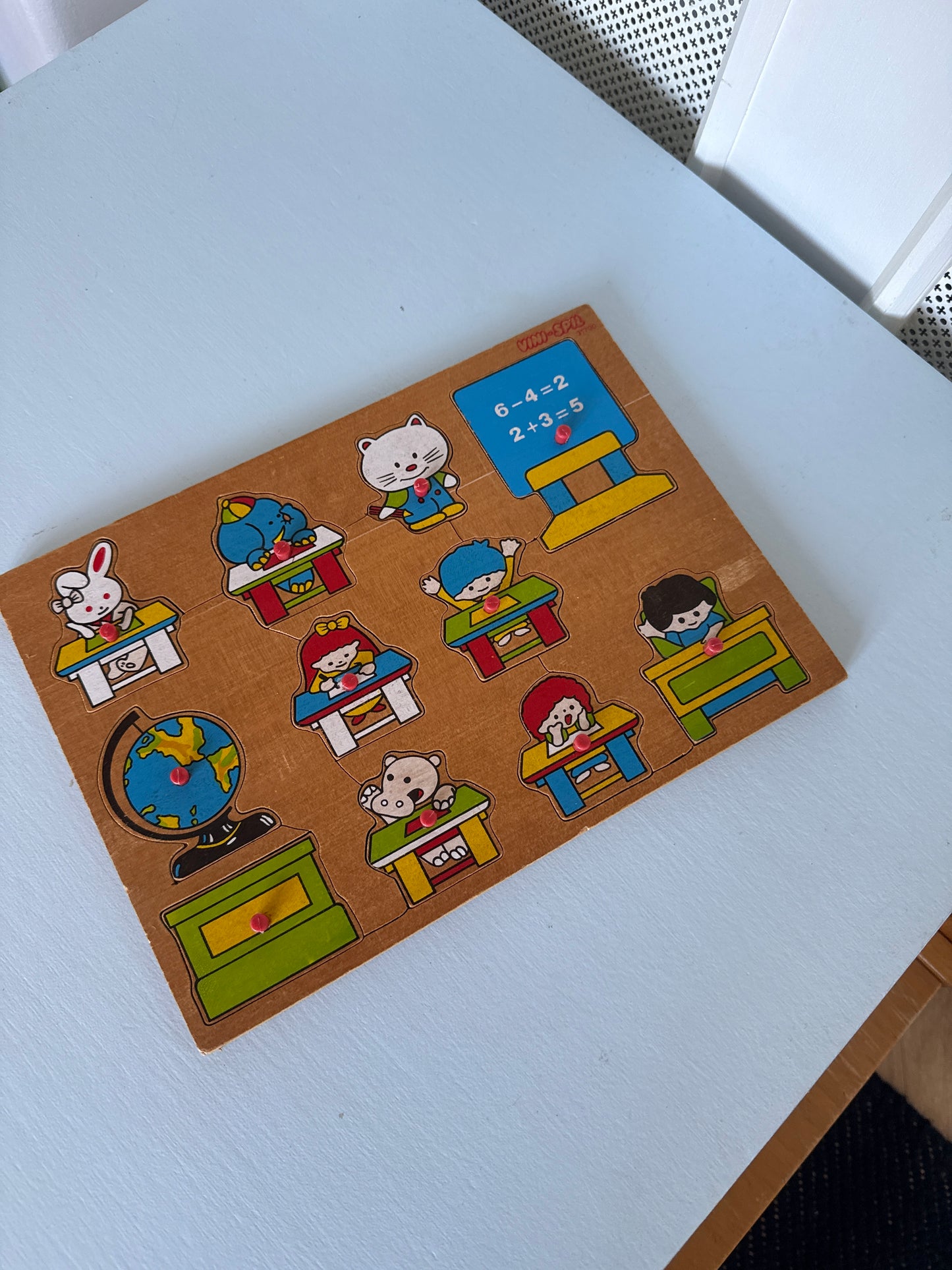 Træpuslespil med motiver fra skolebænken