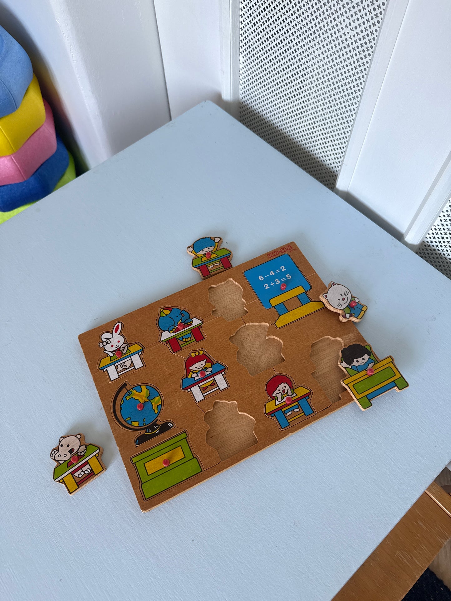 Træpuslespil med motiver fra skolebænken
