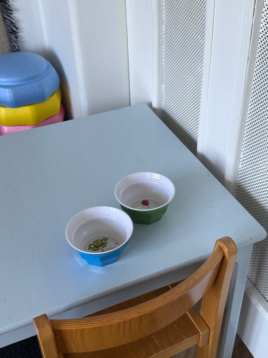 Plastikskåle med Kaj og Bamse – børneservice
