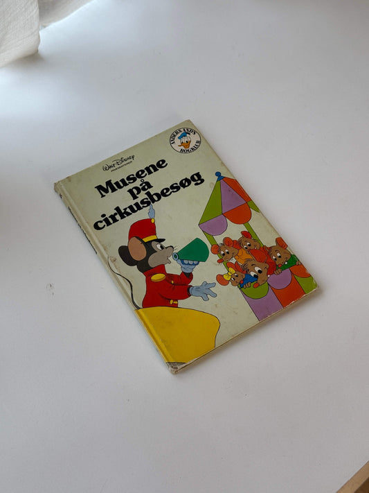 Musene på cirkusbesøg bog