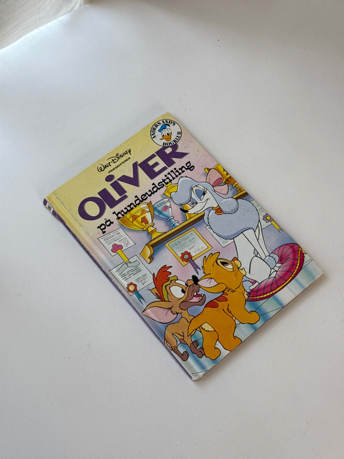 Oliver på hundeudstilling bog