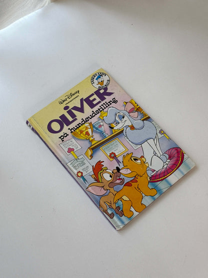 Oliver på hundeudstilling bog