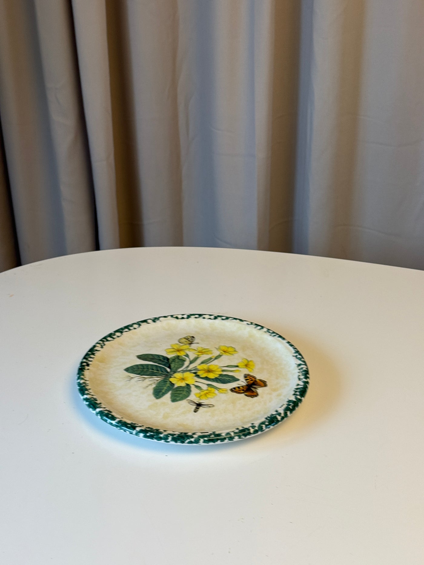 Italiensk tallerken i farverigt design fra Blåmst Preloved. Dekoration og servering.