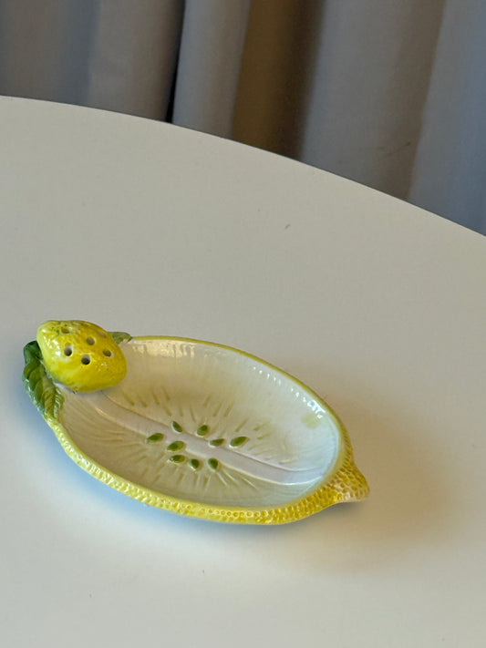 Italiensk keramik fad med citron – servering & dekoration