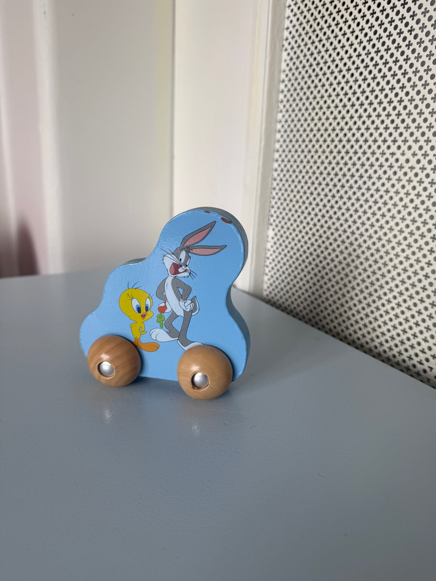 Looney Tunes trælegetøj på hjul