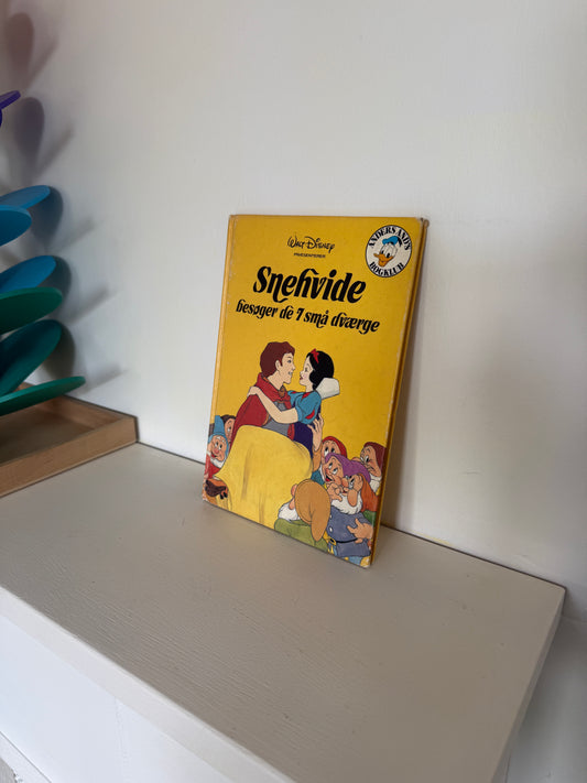 Snehvide besøger de 7 små dværge – Disney børnebog