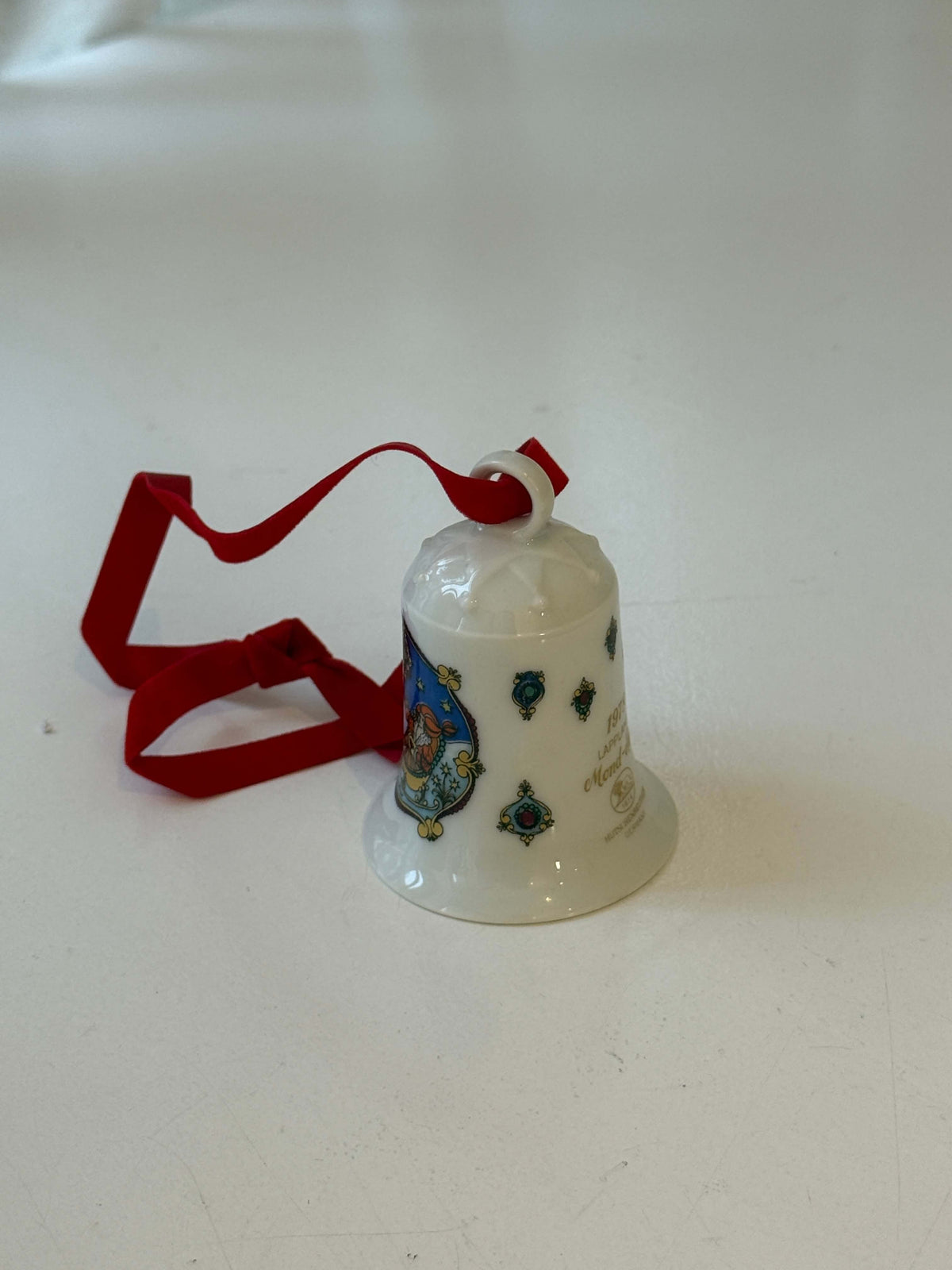 Porcelænsklokke af Ole Winther