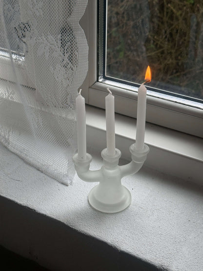 Lysestage i matteret glas