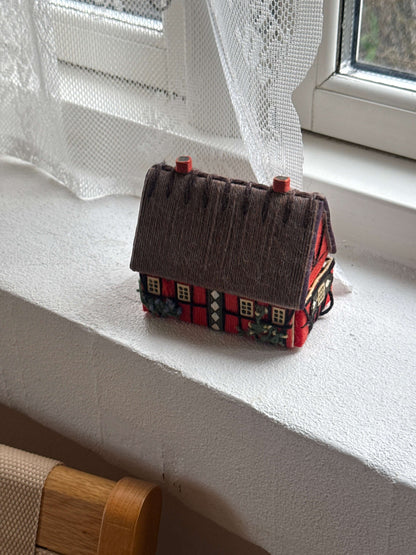 Tændstikæske formet som et hus