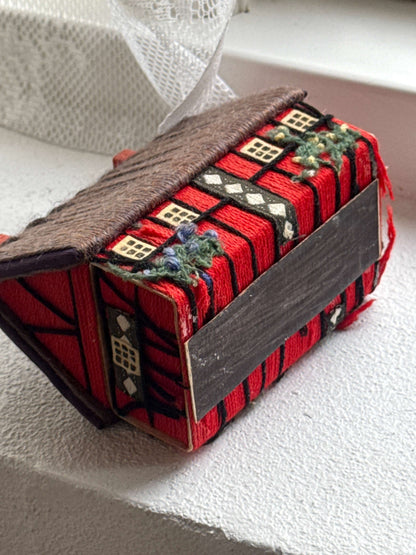 Tændstikæske formet som et hus