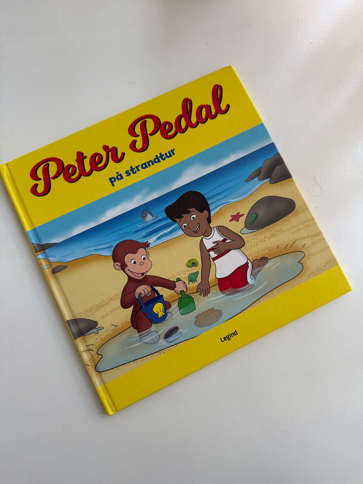 Peter Pedal på strandtur bog