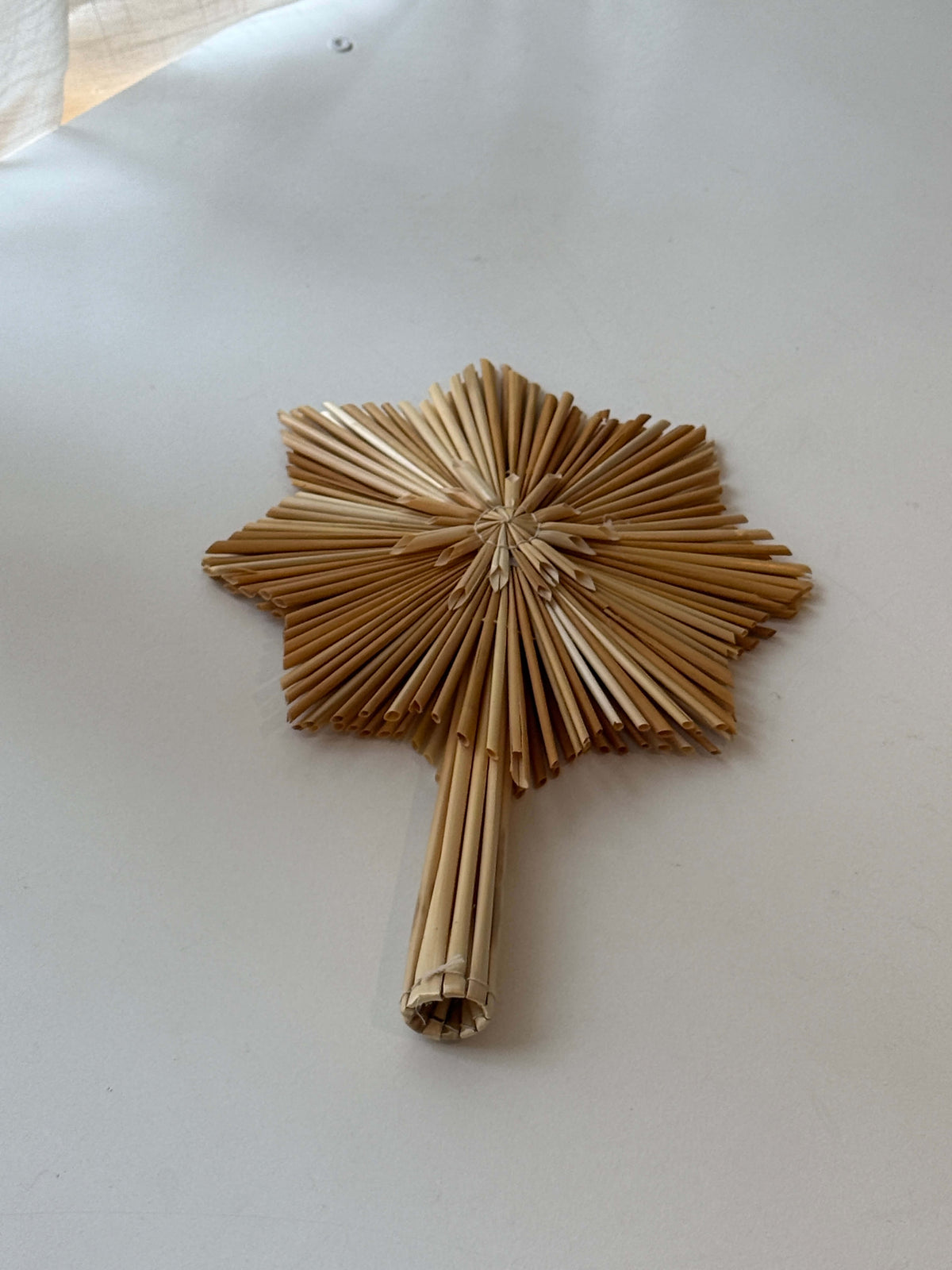 Flettet julestjerne i naturmateriale
