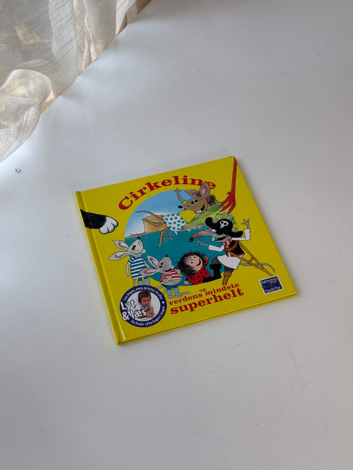Cirkeline og verdens mindste superhelt bog
