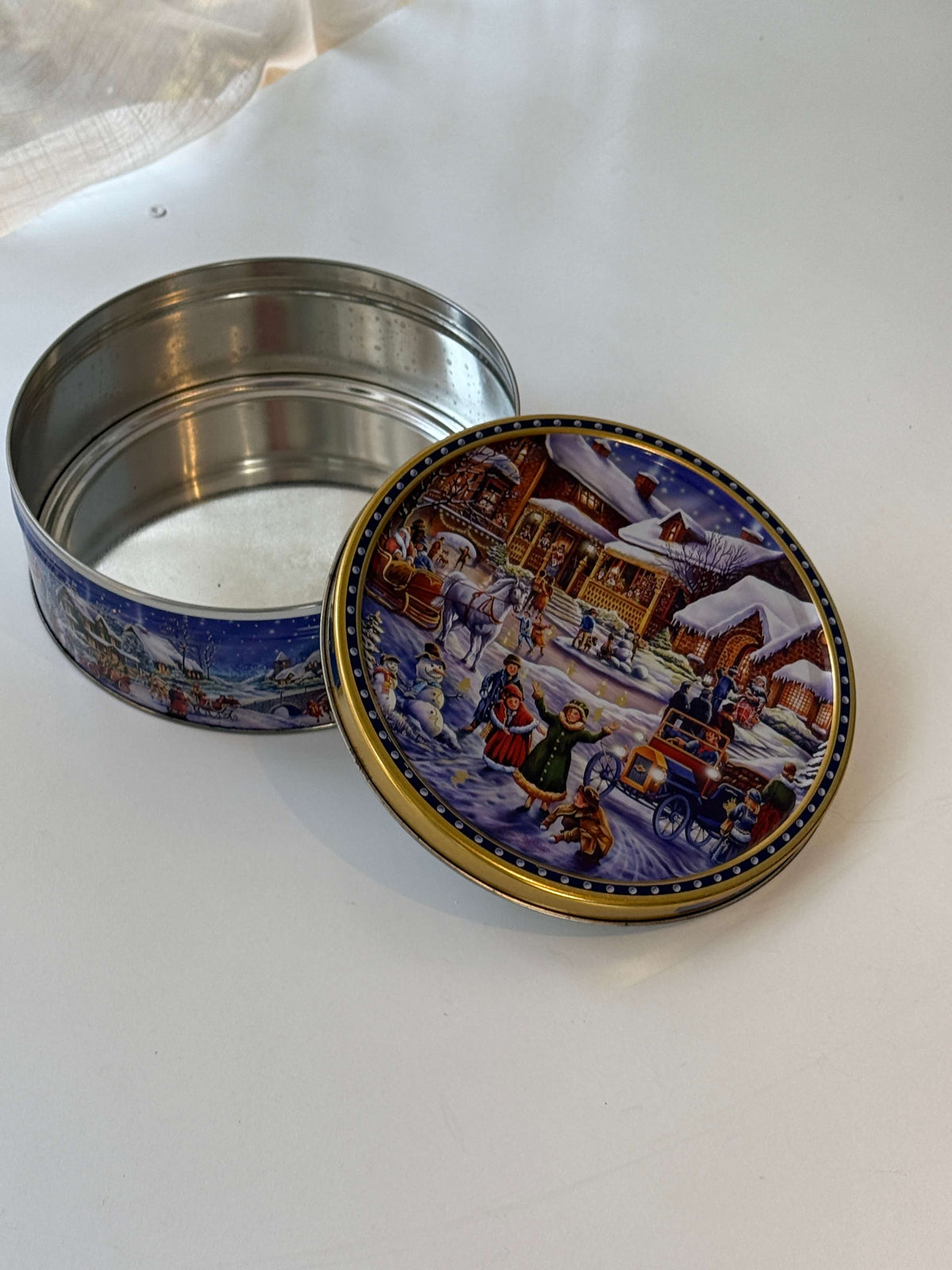 Rund juledåse i metal
