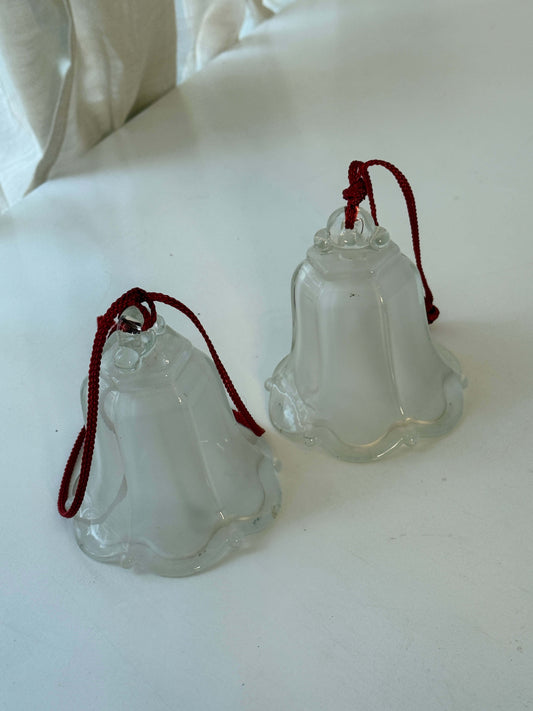Stor juleklokke i matteret glas