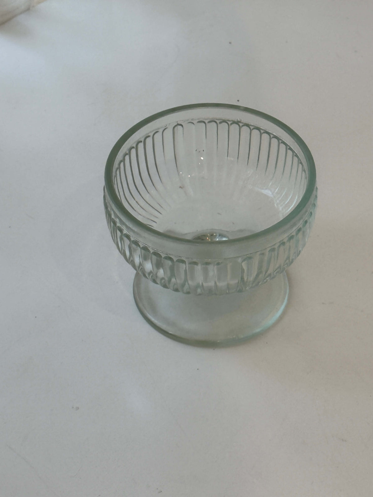 Glasskål på fod
