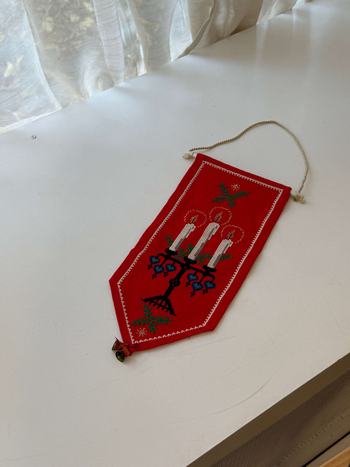 Rødt vævet juleophæng