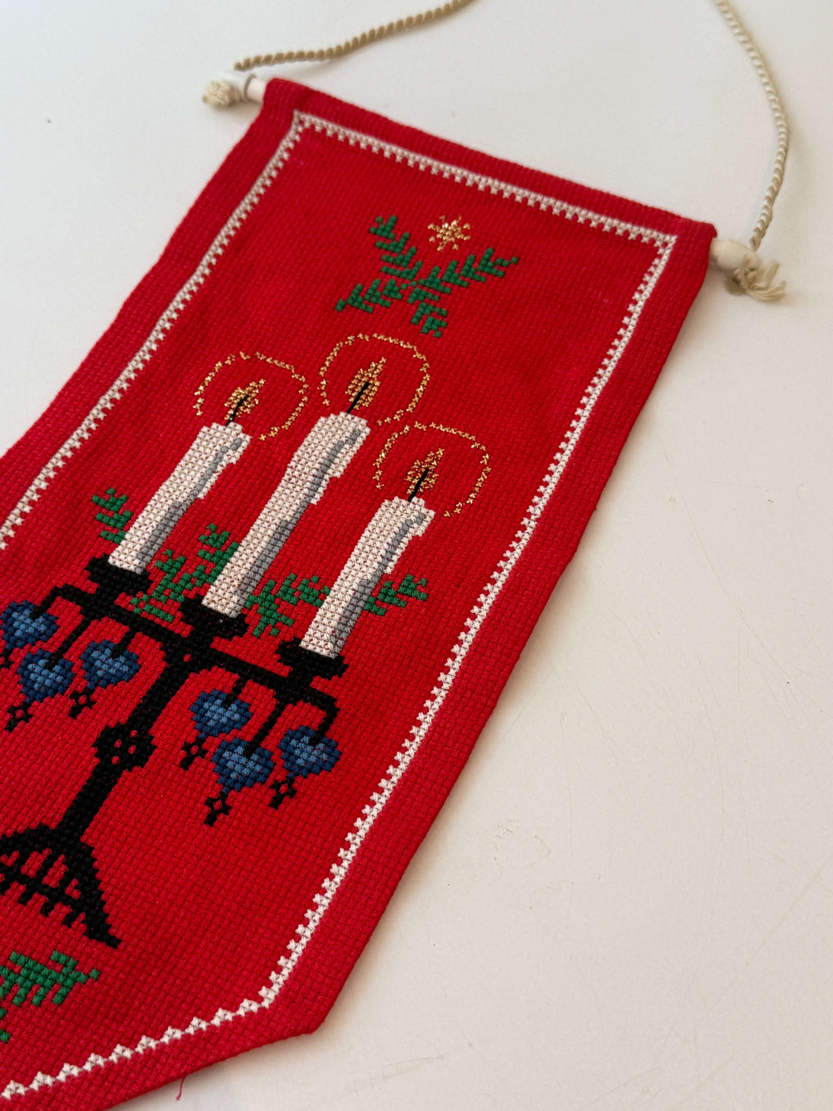 Rødt vævet juleophæng