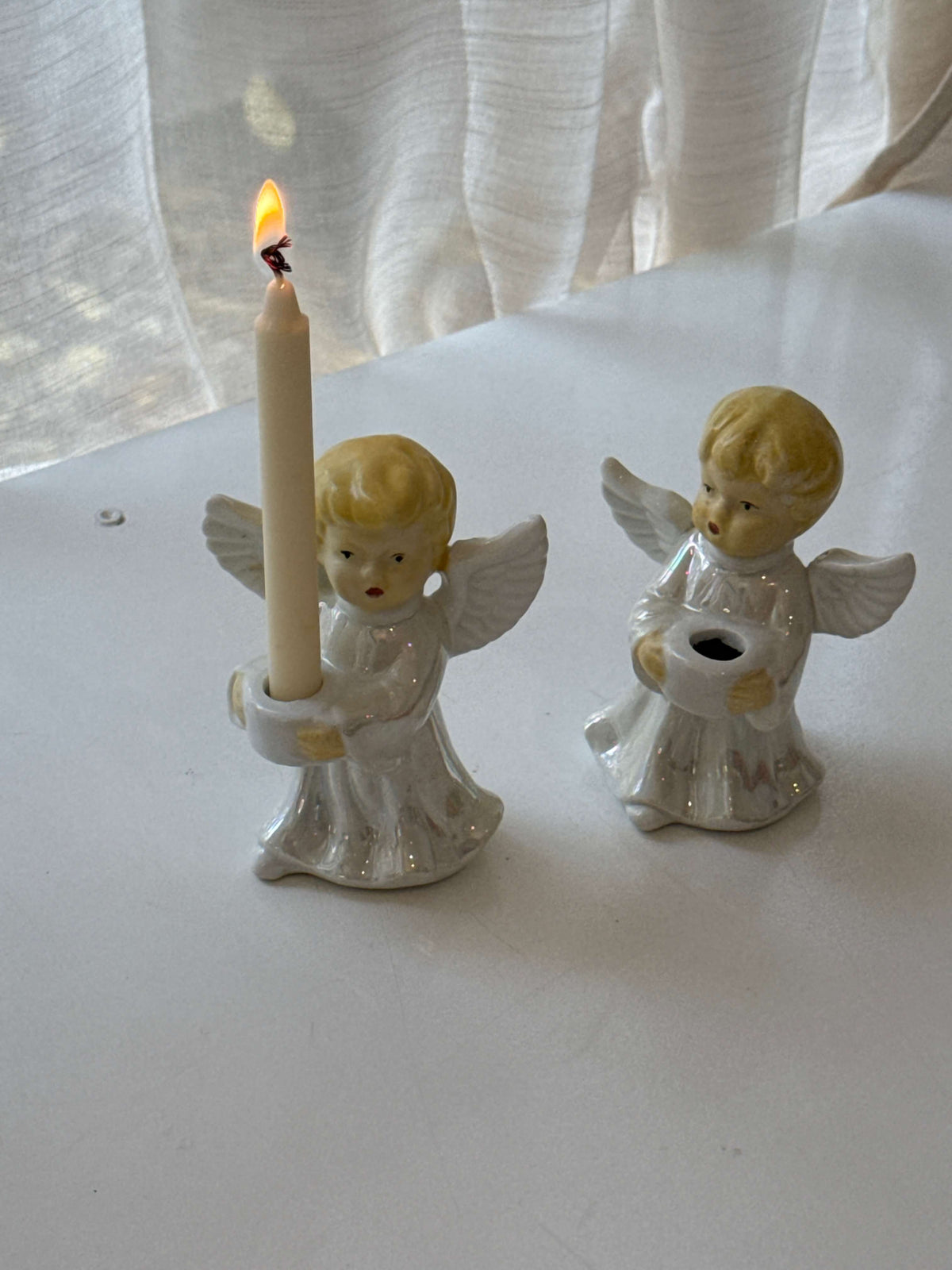 Engel lysestage i skinnende porcelæn