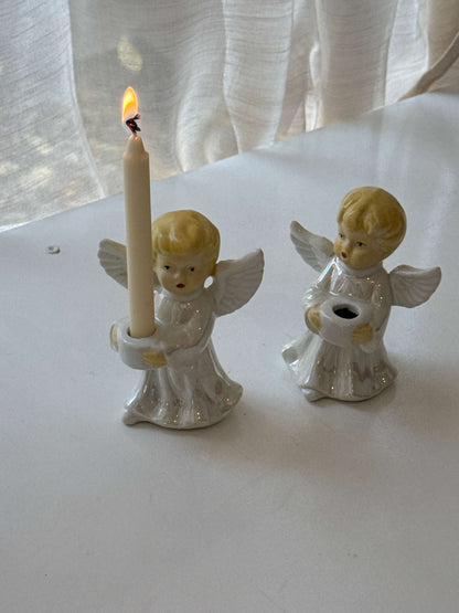 Engel lysestage i skinnende porcelæn