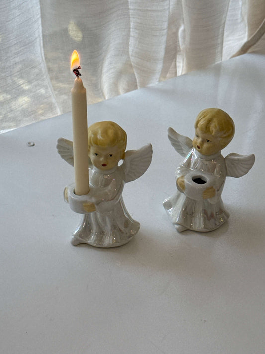 Engel lysestage i skinnende porcelæn