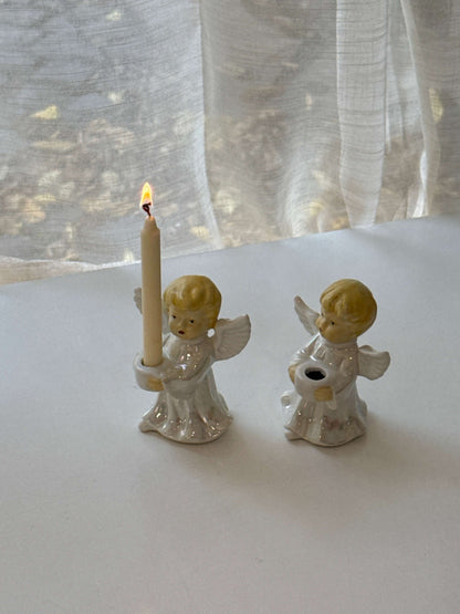 Engel lysestage i skinnende porcelæn