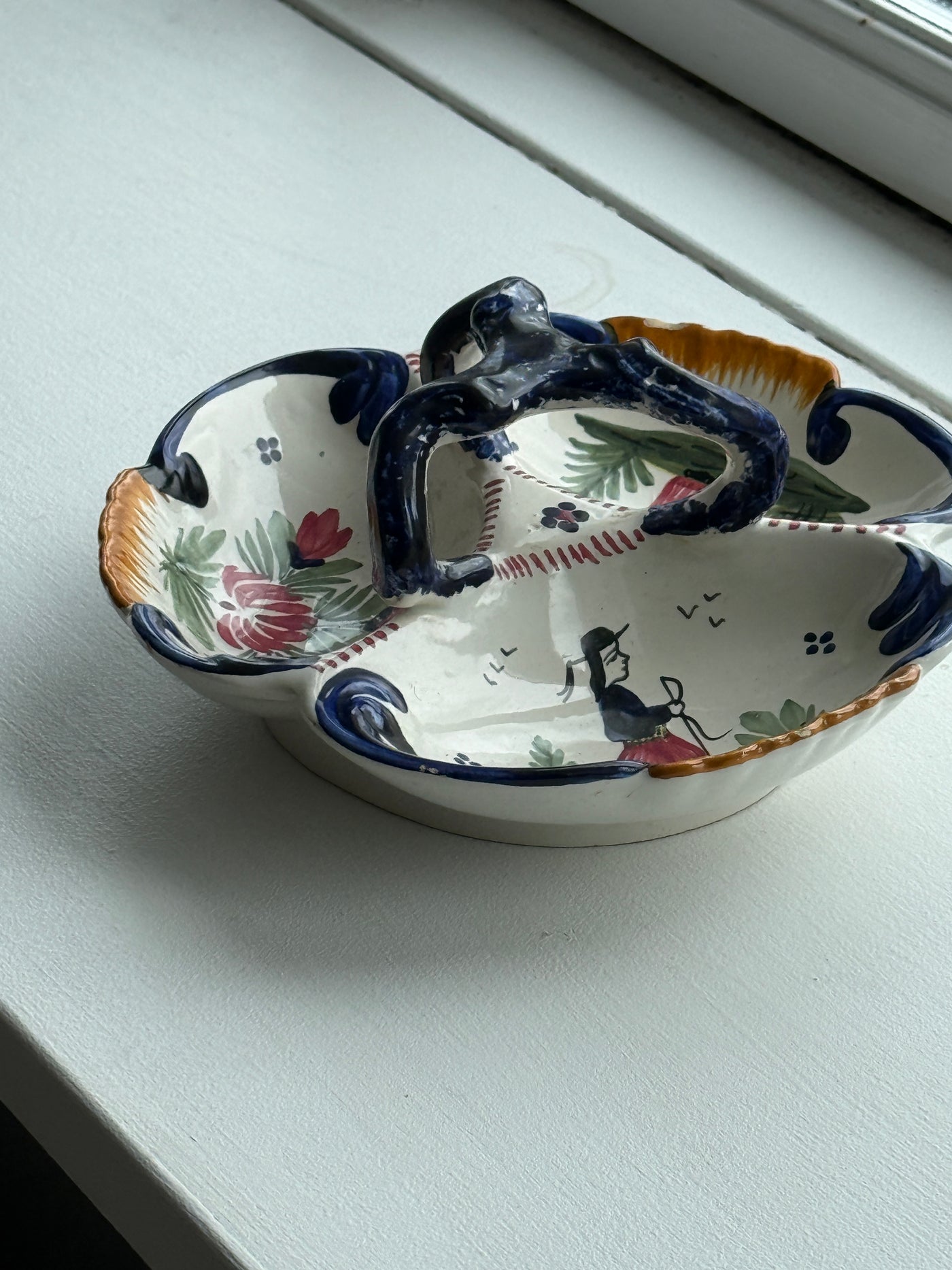 Preloved interiørfund hos Blåmst. Håndplukket glasfad med karakter klar til et nyt hjem.